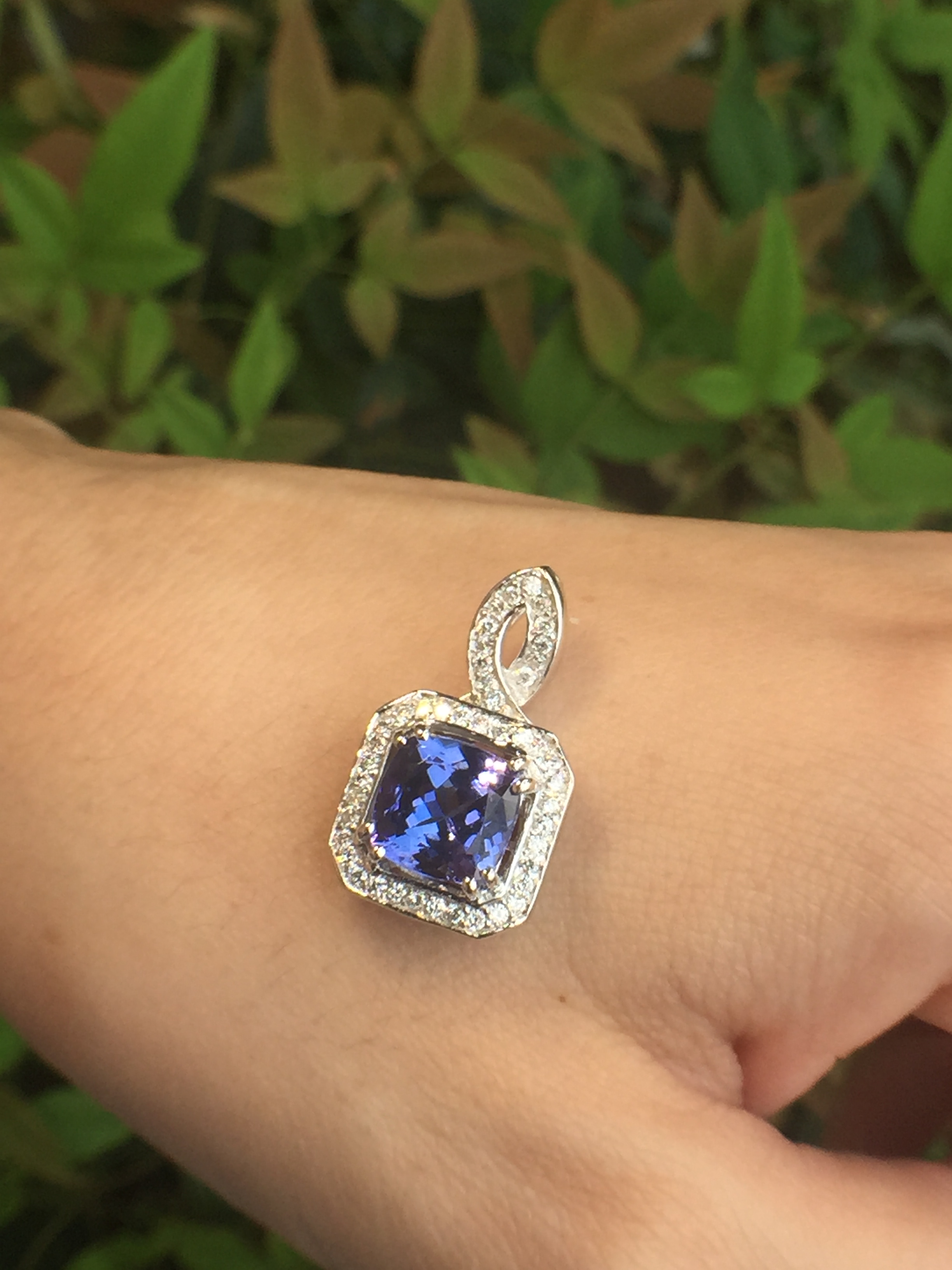 18k White Gold 2.90ct Tanzanite And Diamonds Pendant - Image 2