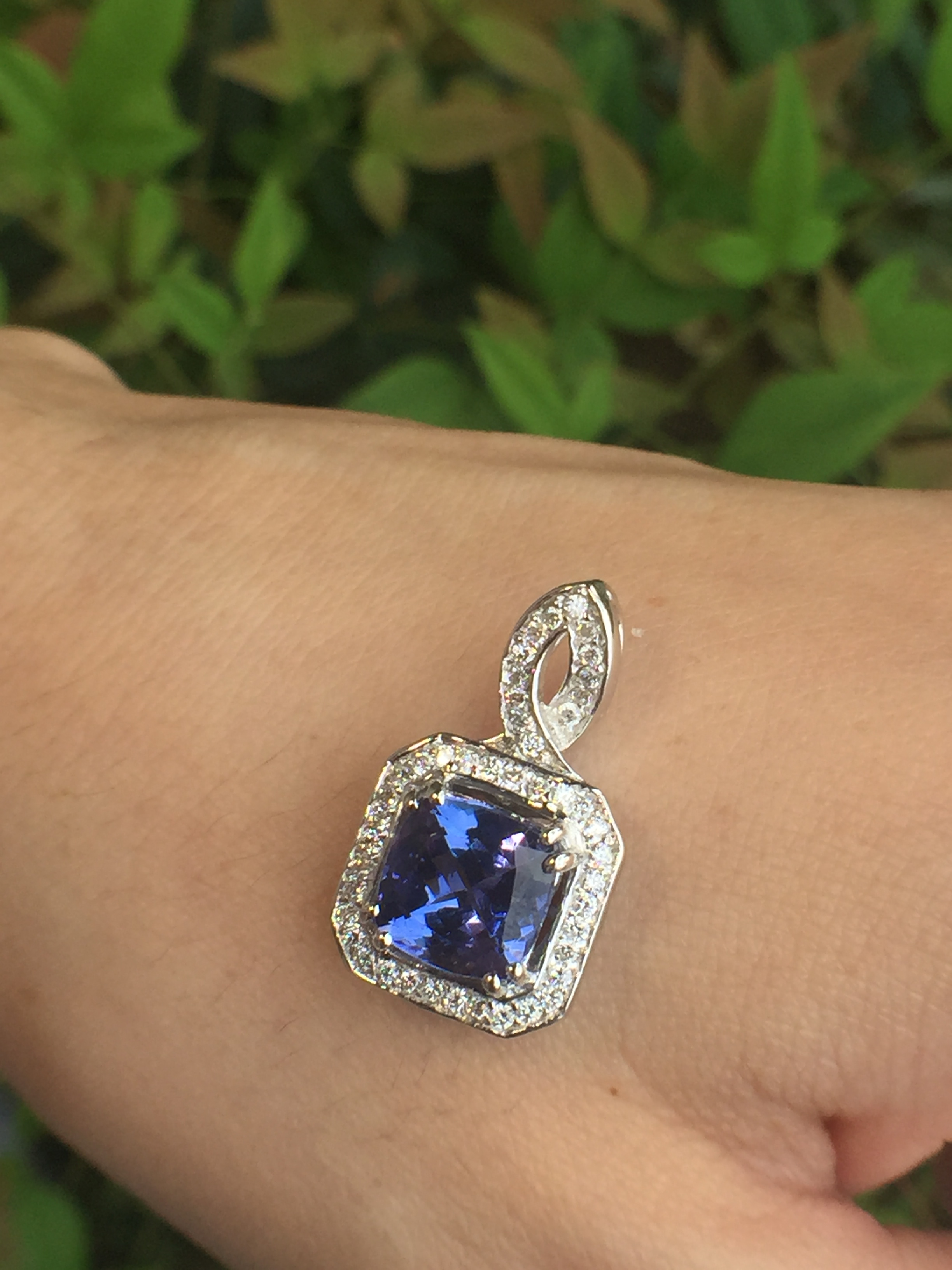 18k White Gold 2.90ct Tanzanite And Diamonds Pendant - Image 3