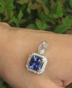 18k White Gold 2.90ct Tanzanite And Diamonds Pendant