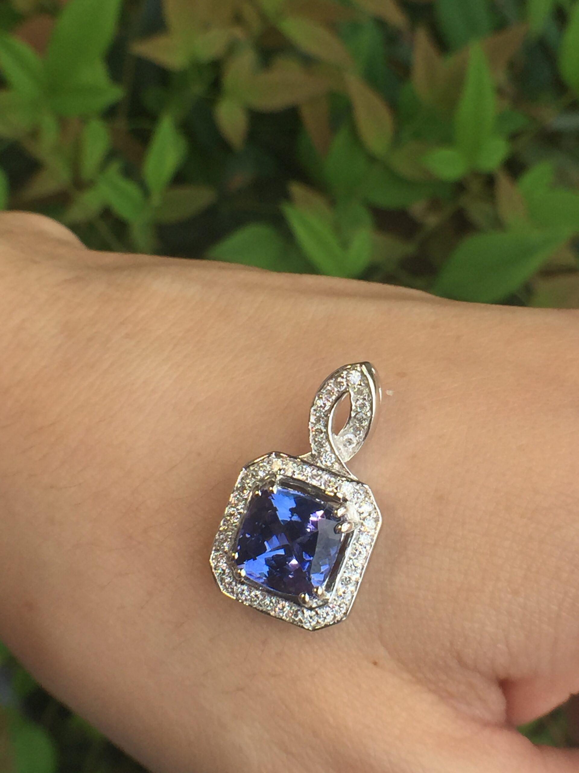 18k White Gold 2.90ct Tanzanite And Diamonds Pendant