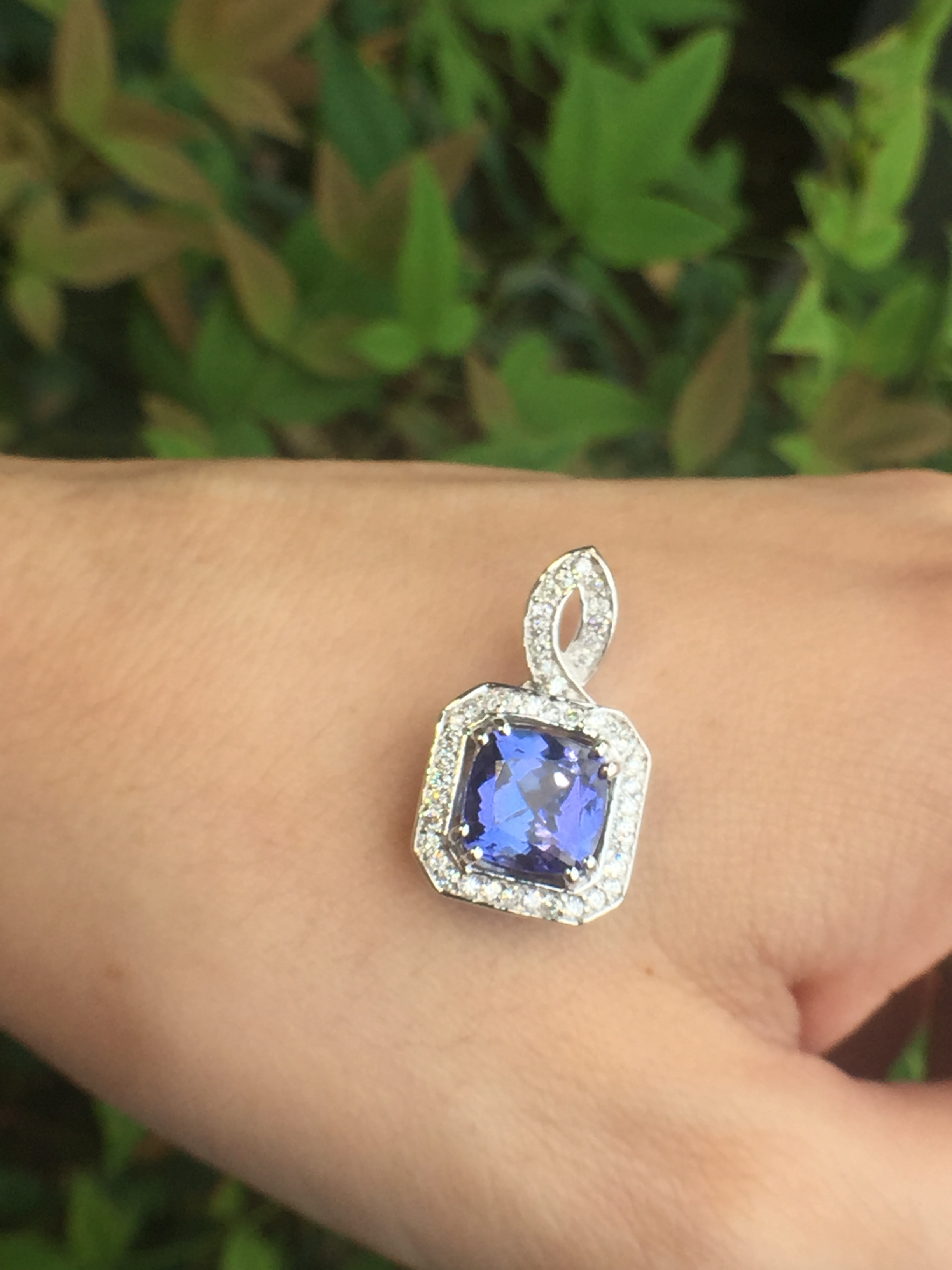 18k White Gold 2.90ct Tanzanite And Diamonds Pendant - Image 5