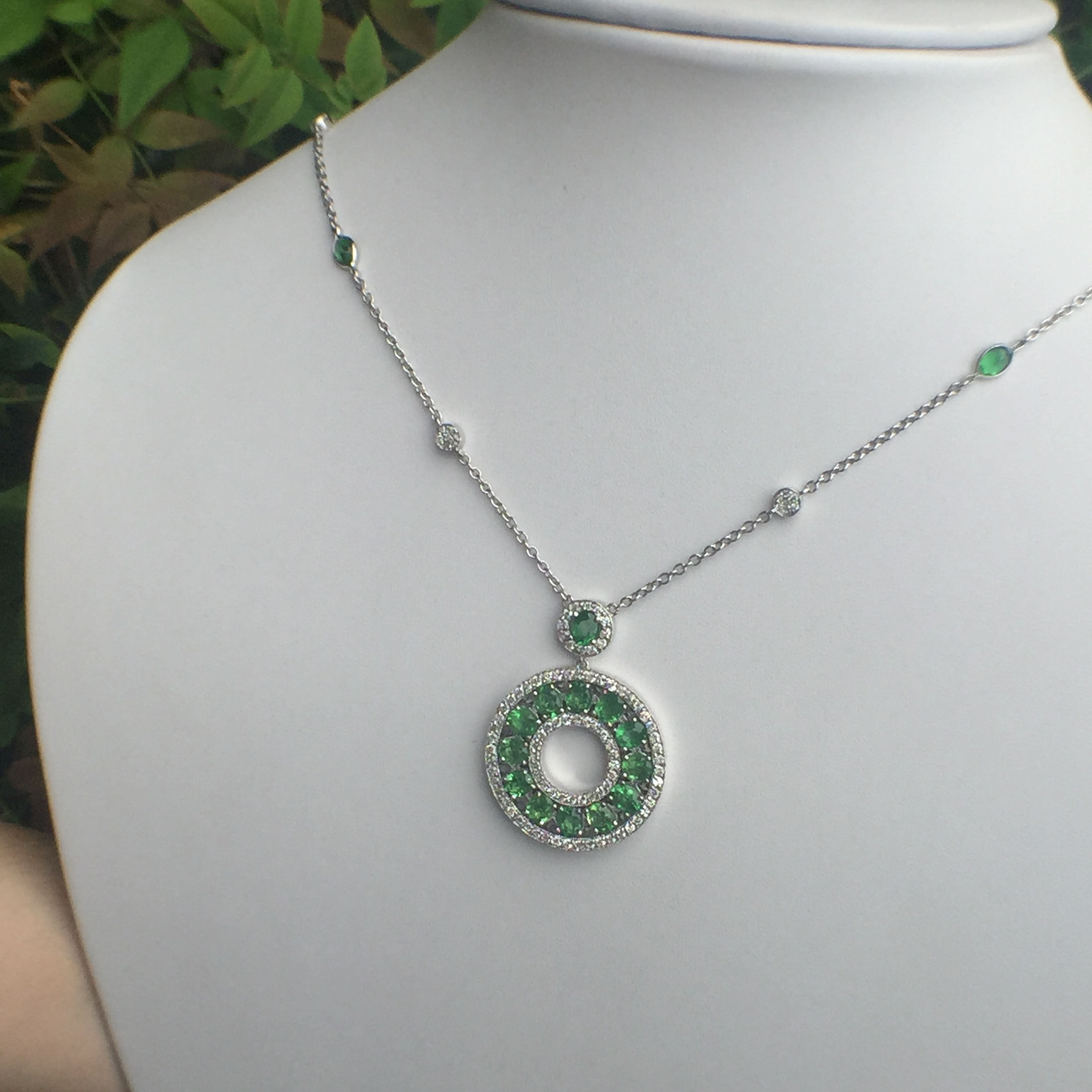 14k White Gold 9.48ct Tsavorites & Diamonds Necklace - Image 11