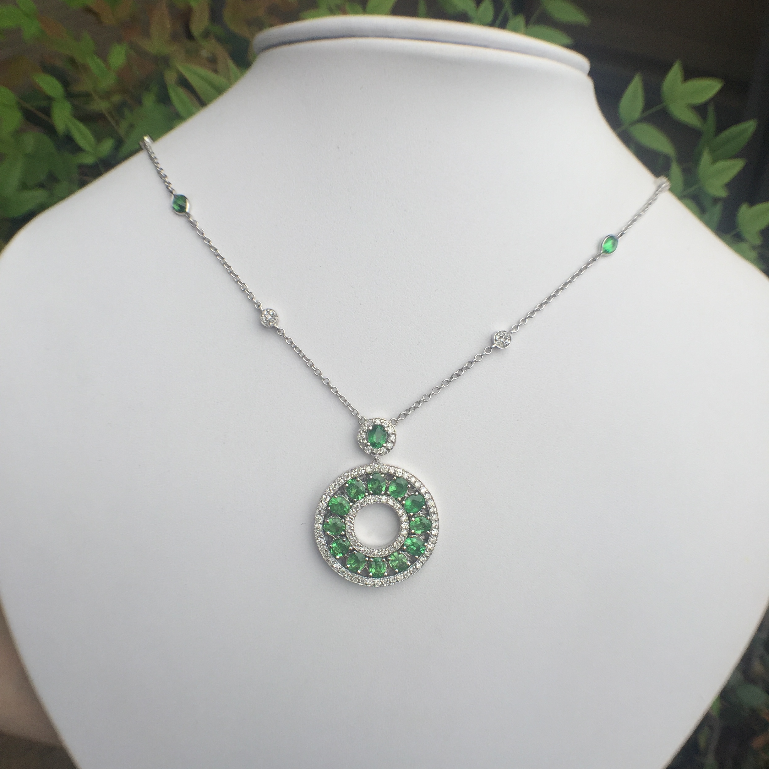 14k White Gold 9.48ct Tsavorites & Diamonds Necklace - Image 3