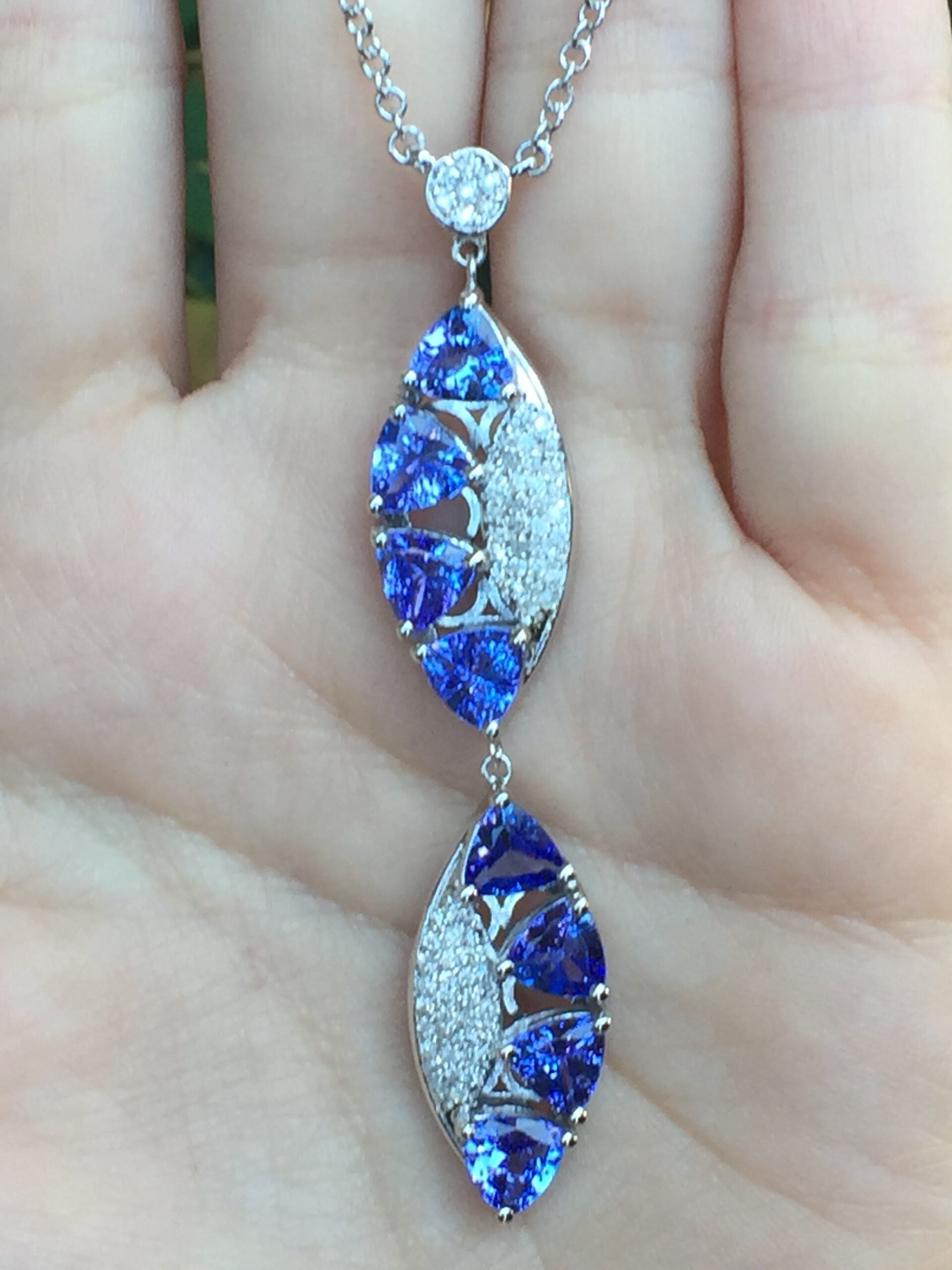 14k White Gold 9.89ct Tanzanite & Diamonds Necklace - Image 5