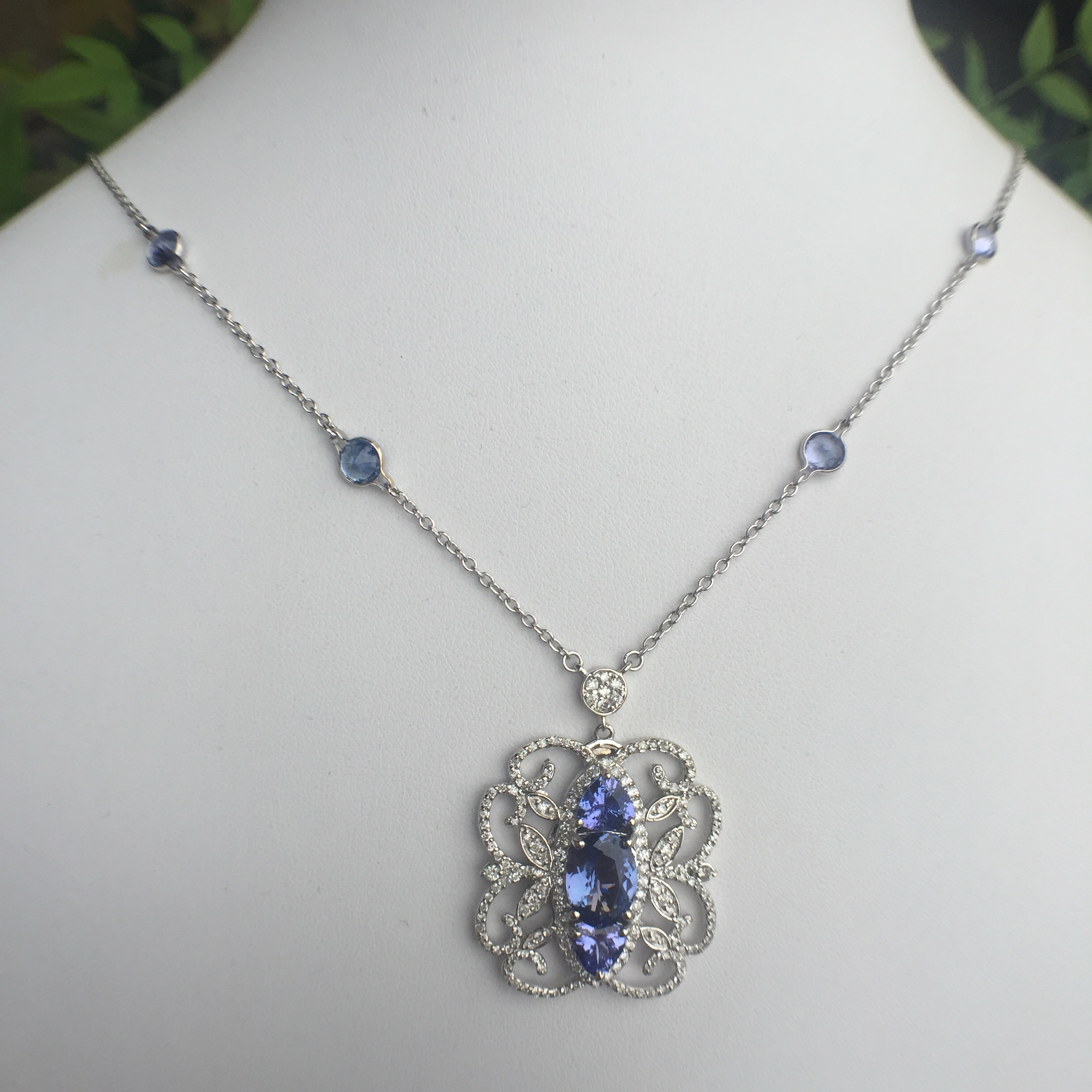 14k White Gold 6.33ct Tanzanite & Diamonds Necklace - Image 2