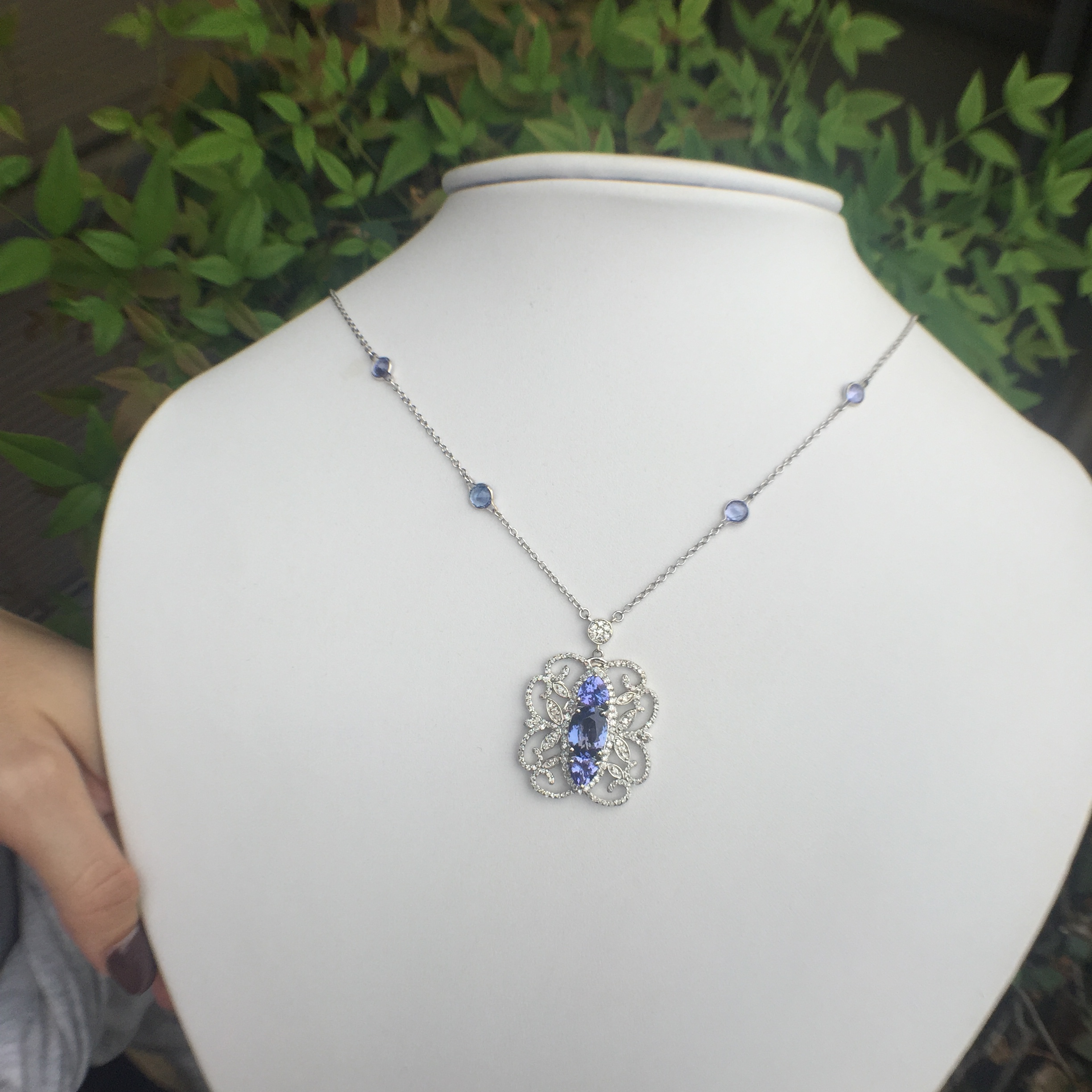14k White Gold 6.33ct Tanzanite & Diamonds Necklace - Image 5