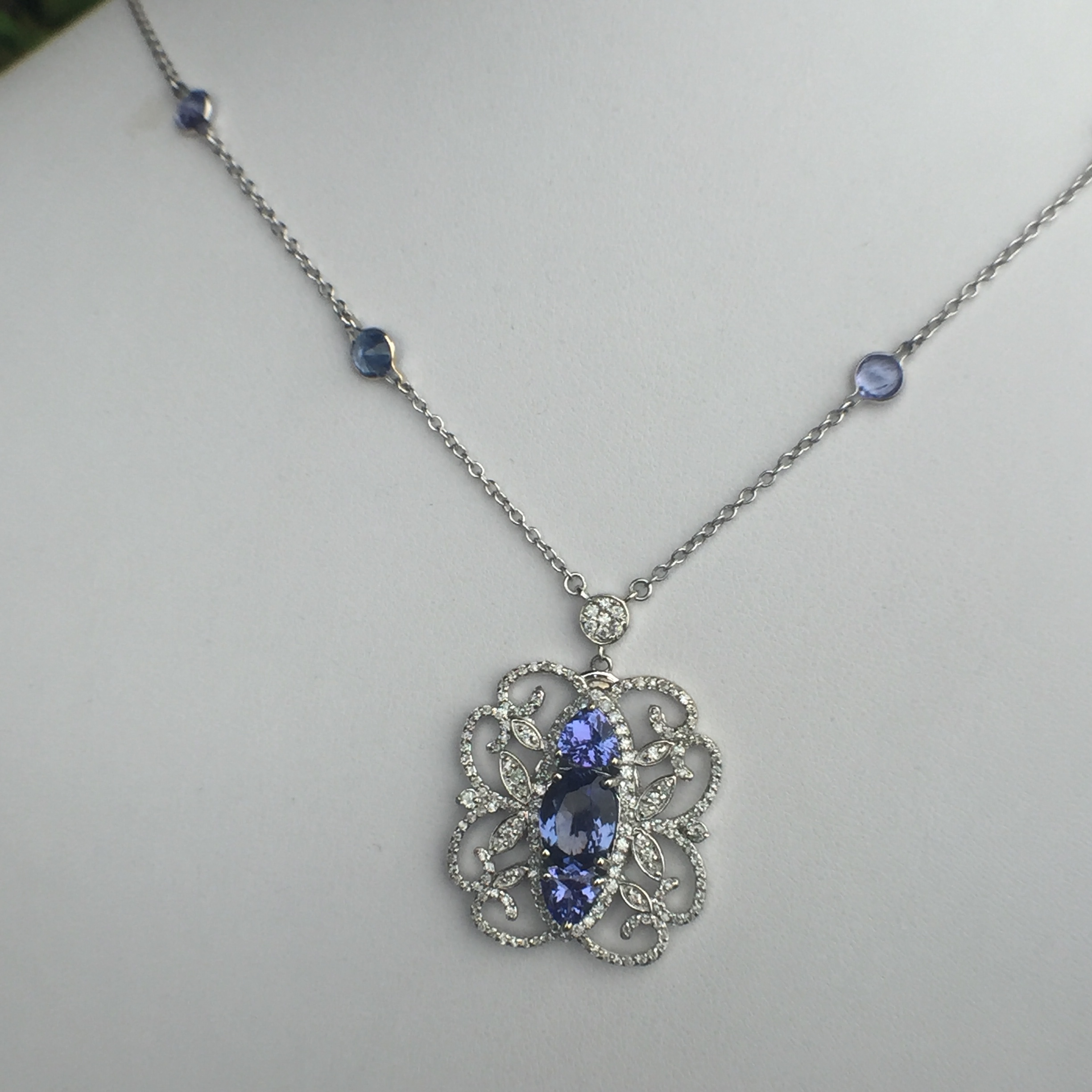 14k White Gold 6.33ct Tanzanite & Diamonds Necklace - Image 7
