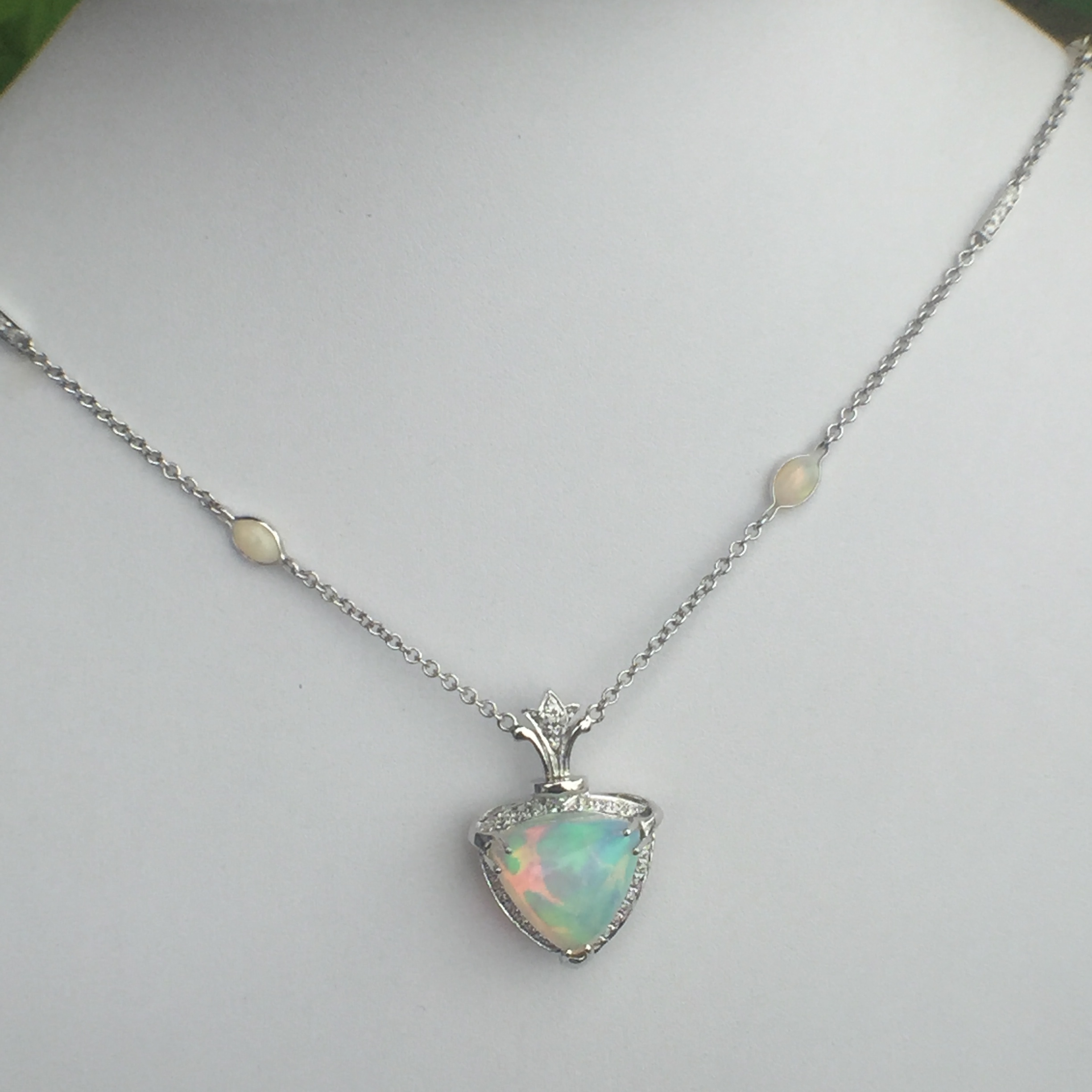 14k White Gold 8.79ct Opal & Diamonds Necklace - Image 3