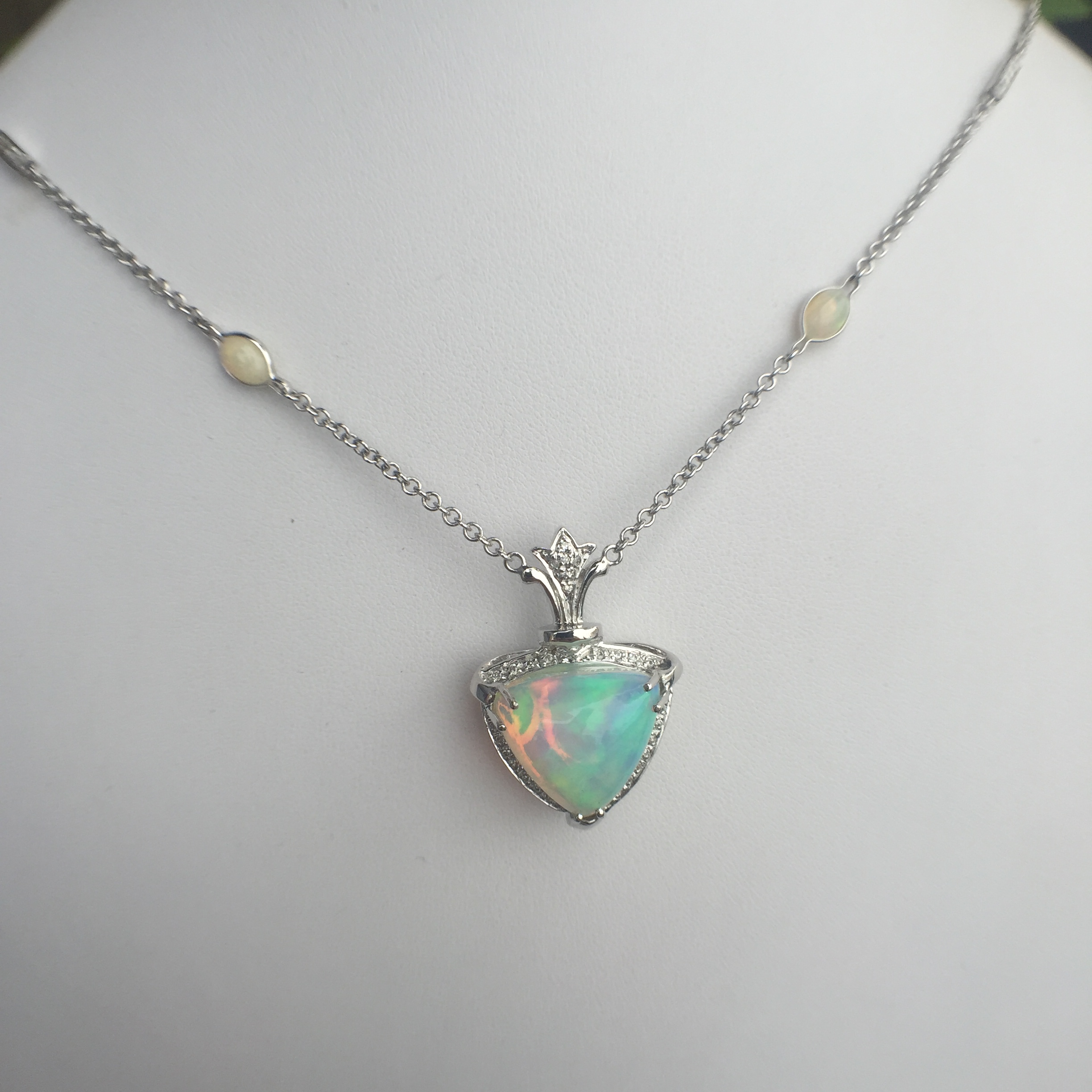 14k White Gold 8.79ct Opal & Diamonds Necklace - Image 4