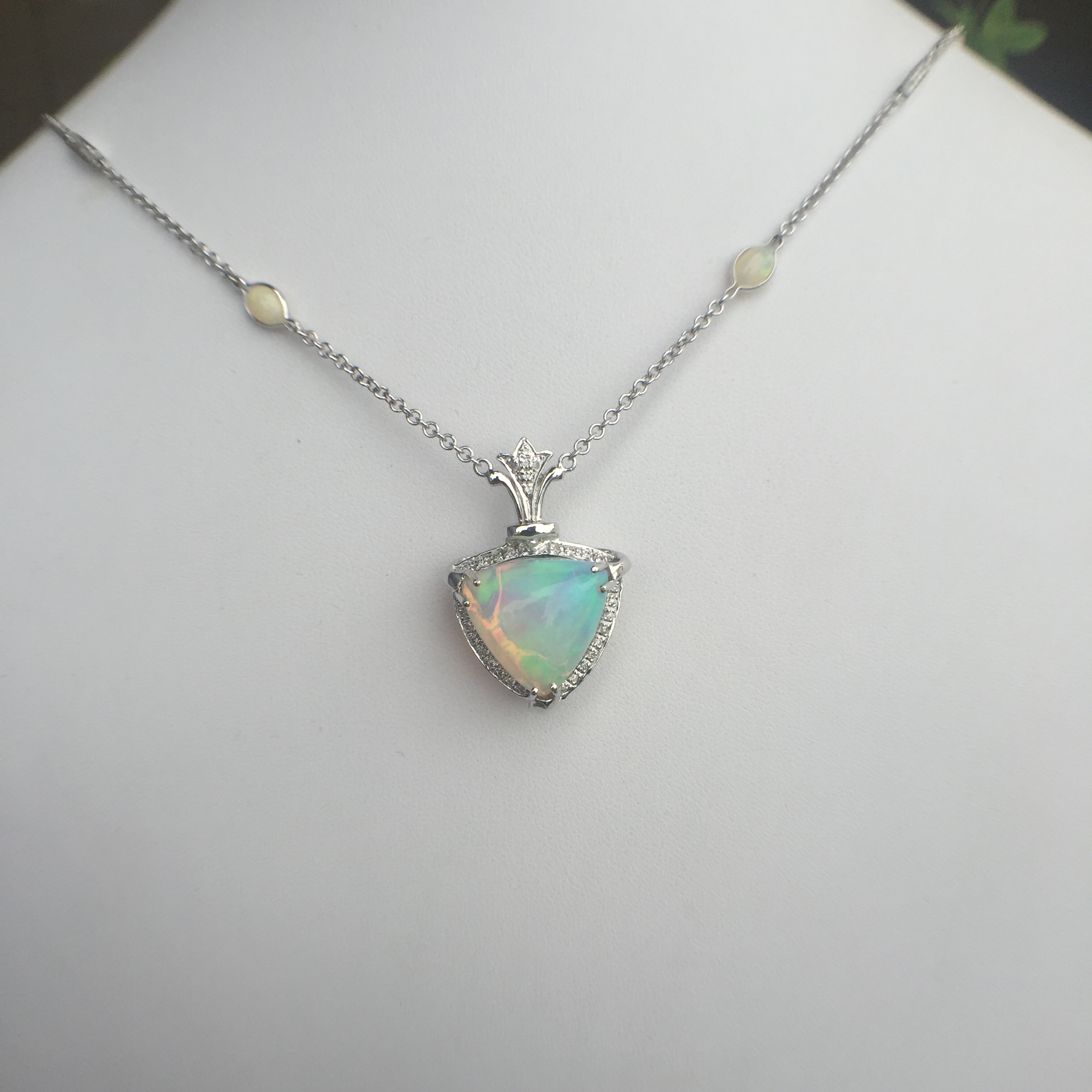 14k White Gold 8.79ct Opal & Diamonds Necklace - Image 7