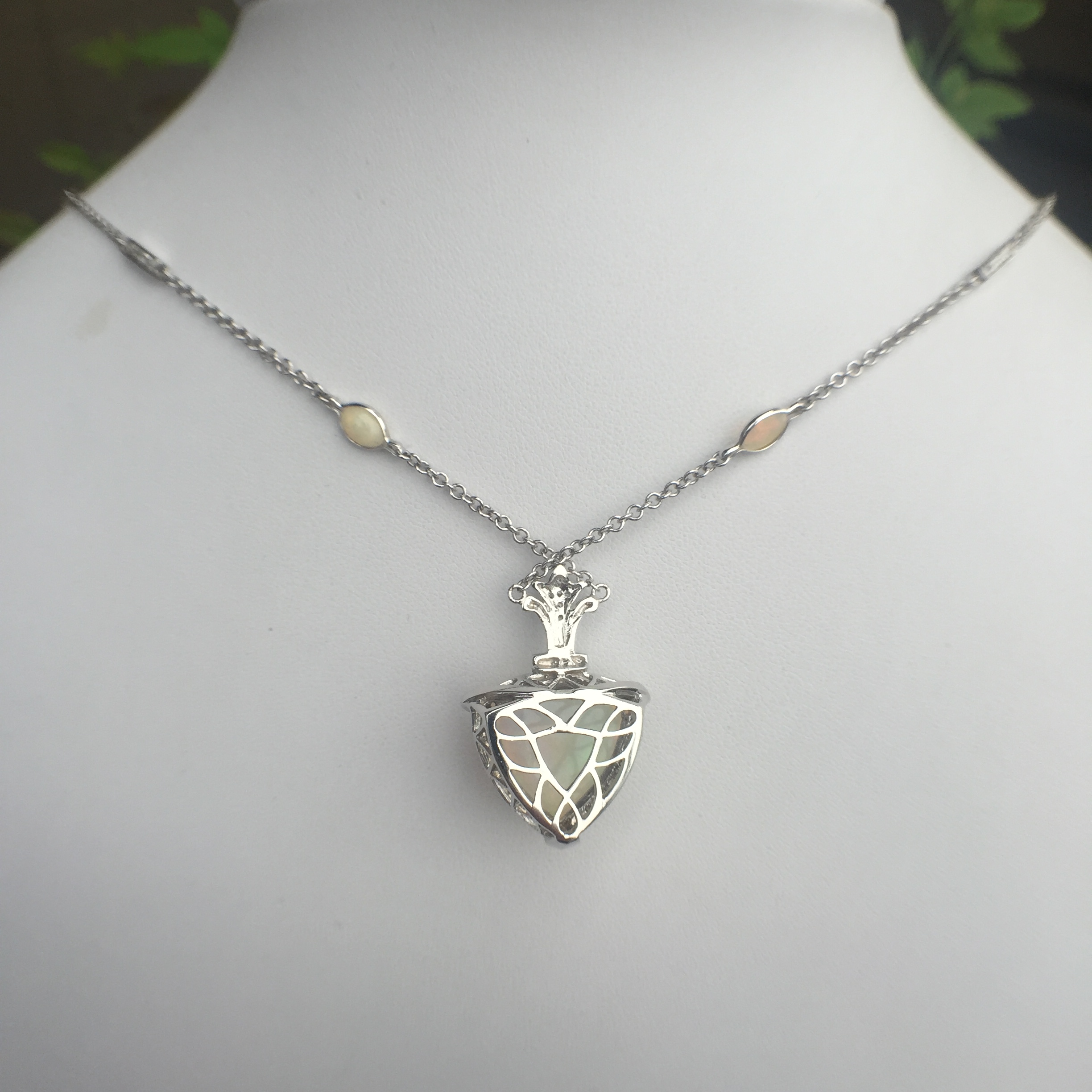 14k White Gold 8.79ct Opal & Diamonds Necklace - Image 6