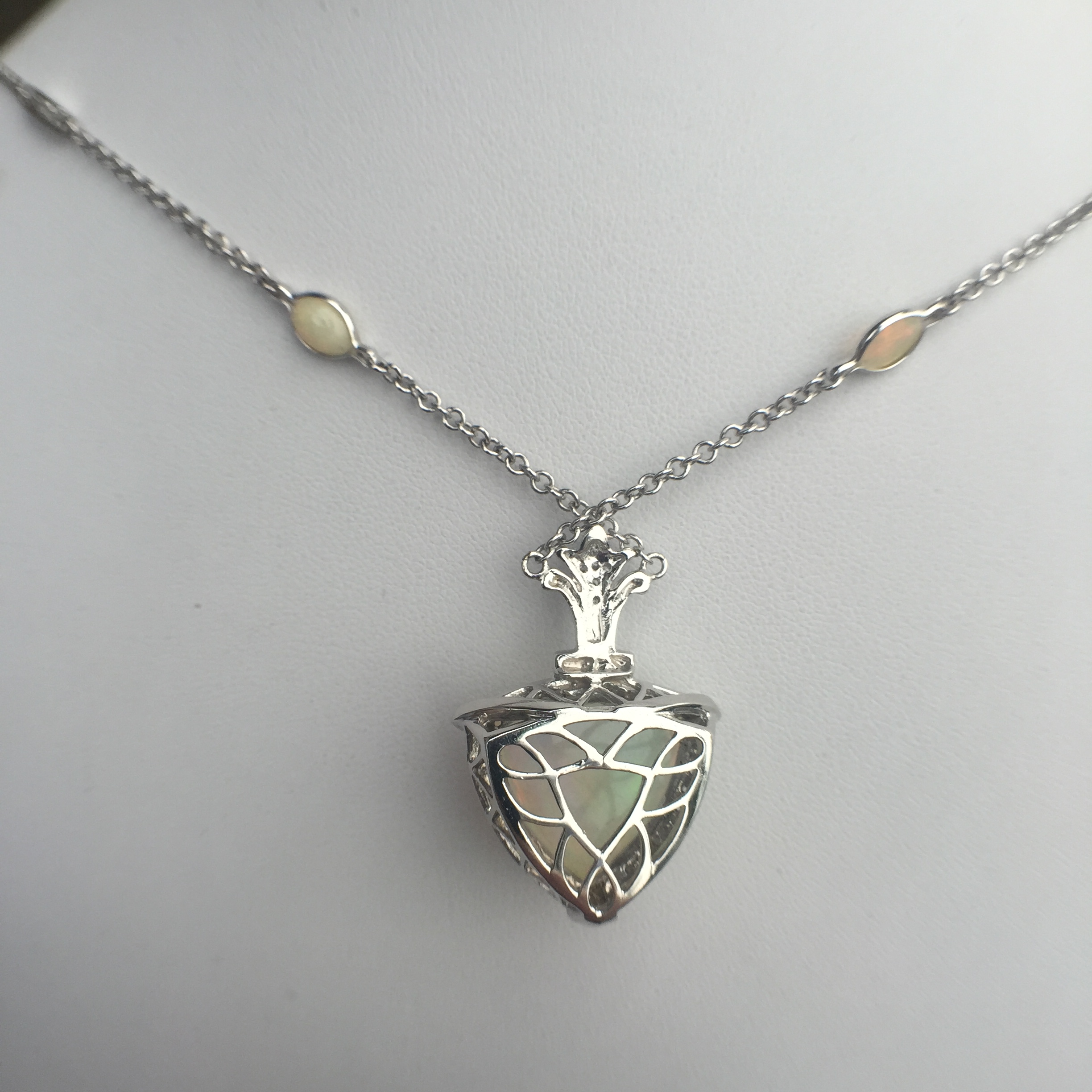 14k White Gold 8.79ct Opal & Diamonds Necklace - Image 2