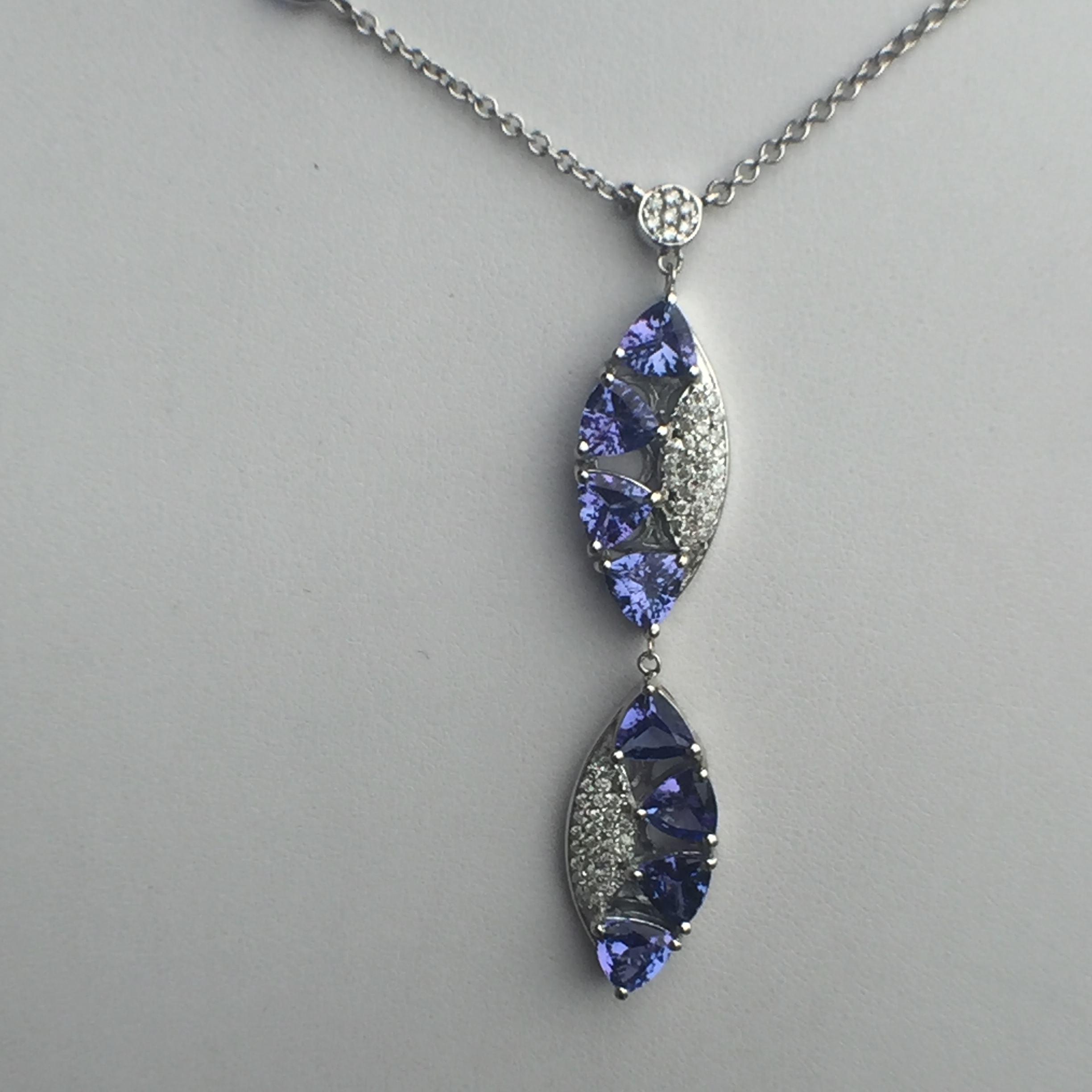14k White Gold 9.89ct Tanzanite & Diamonds Necklace - Image 4