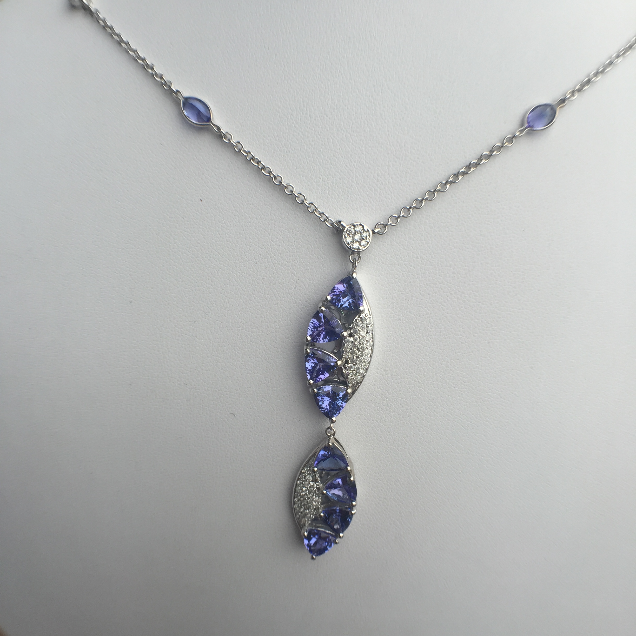 14k White Gold 9.89ct Tanzanite & Diamonds Necklace - Image 3
