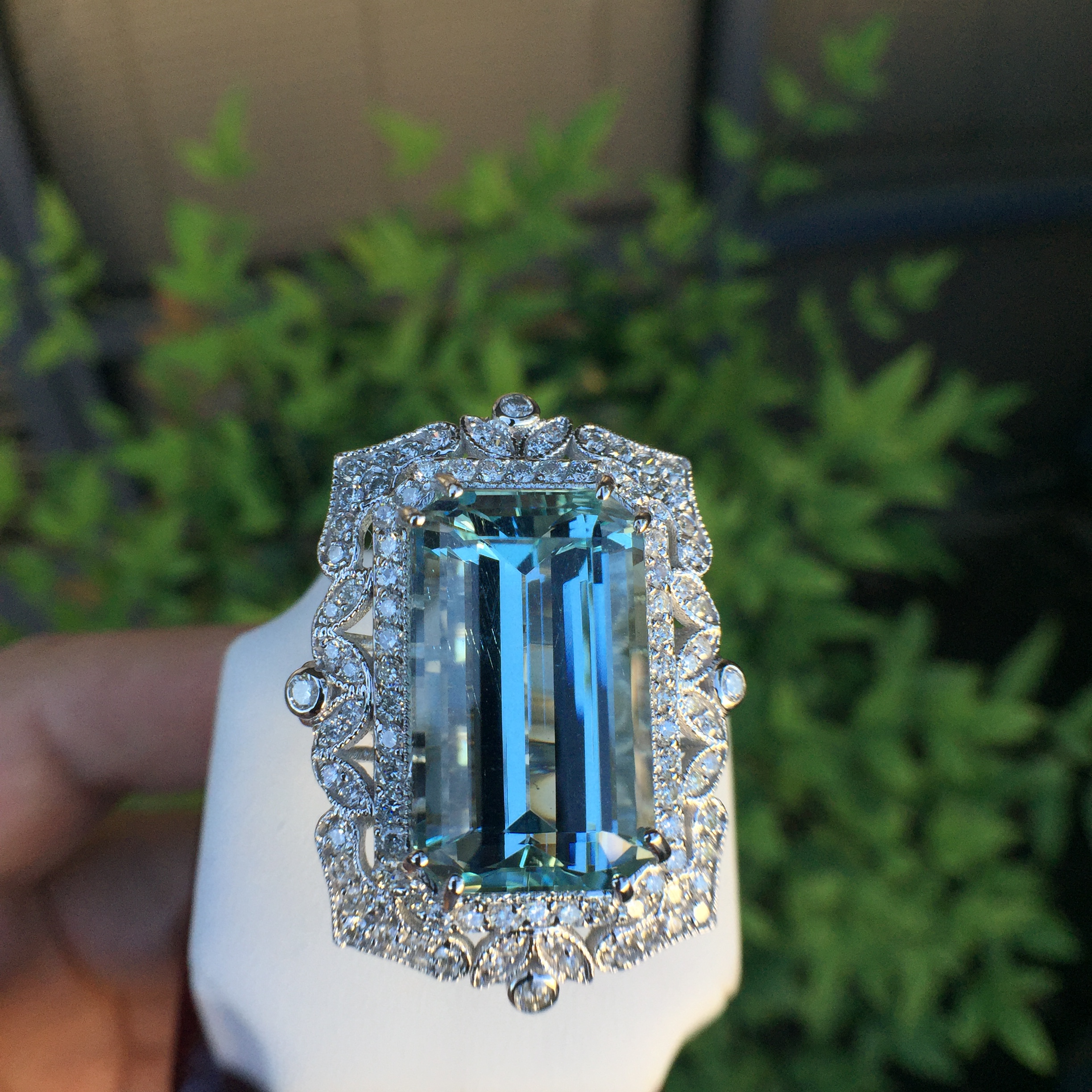 14k White Gold 18.59ct Aquamarine & Diamonds Ring