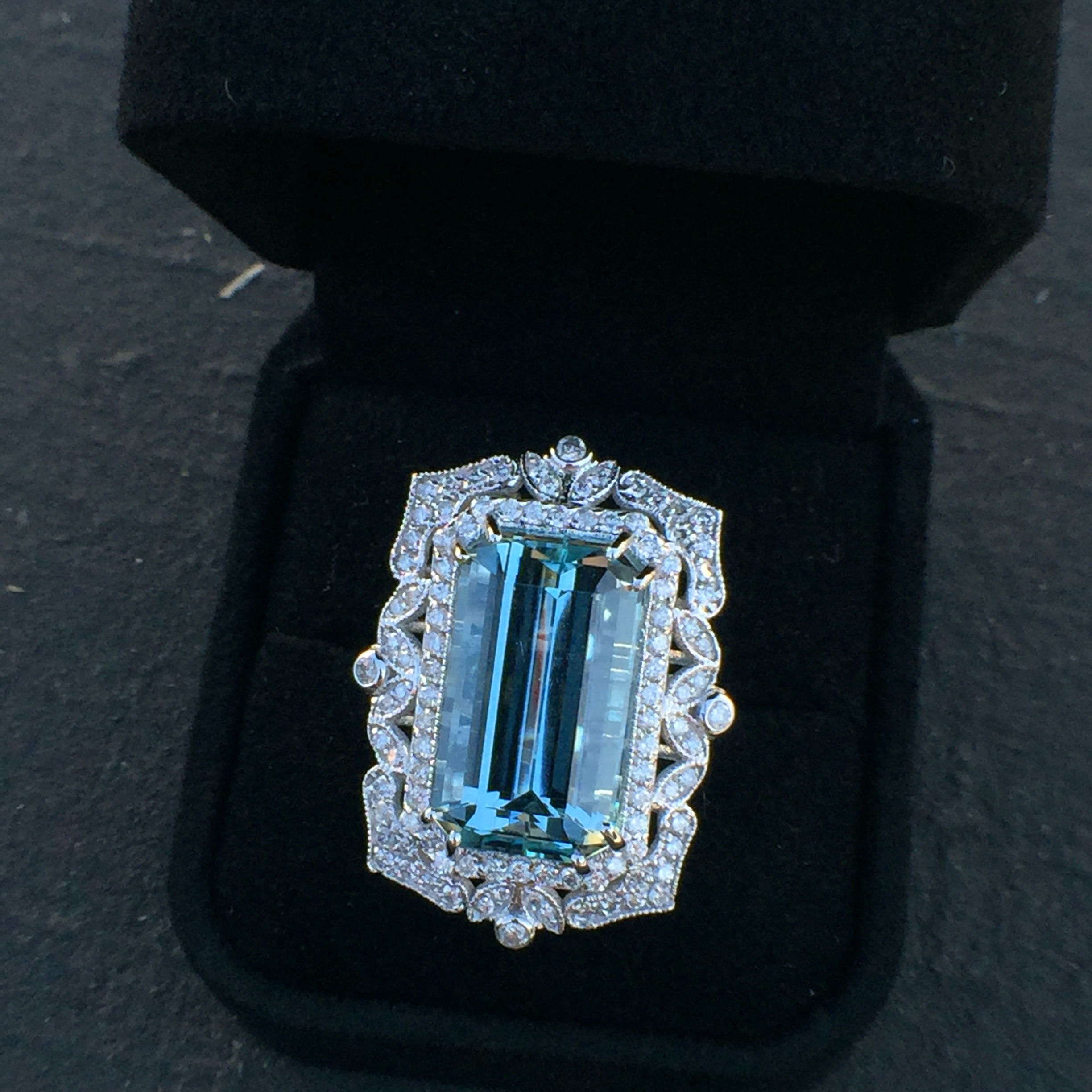 14k White Gold 18.59ct Aquamarine & Diamonds Ring - Image 2